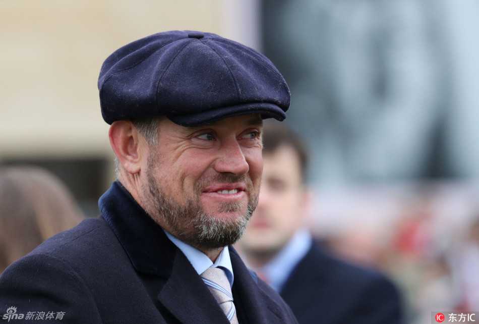 看到激动处，维斯特伍德情不自禁地抬起手，仿佛在为某匹赛马加油庆祝，脸上的表情充满了兴奋与期待。