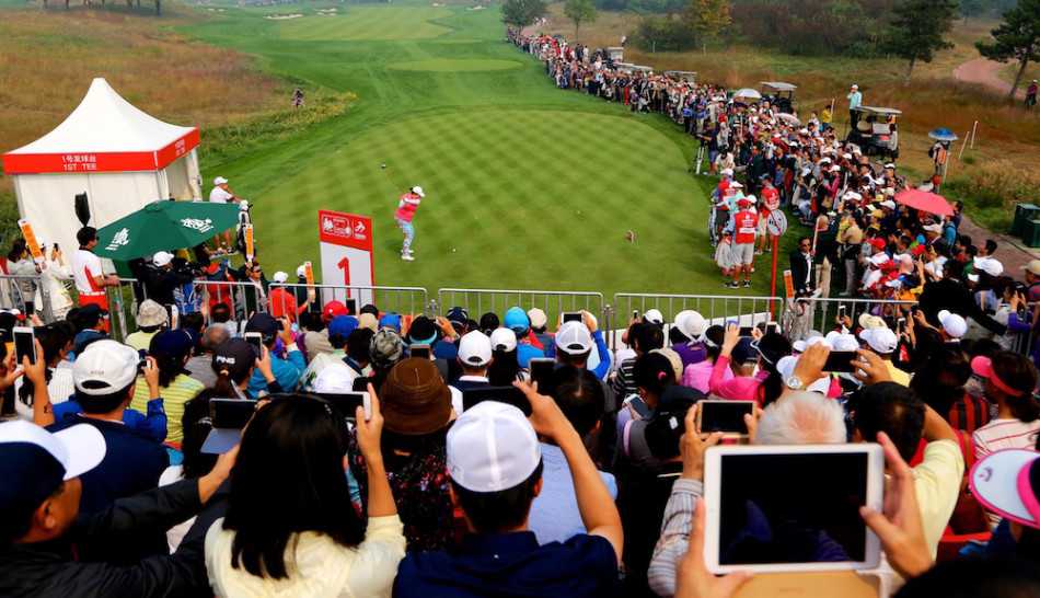 布鲁克·亨德森在果岭边凝神看线，阳光洒在她认真的侧脸，仿佛在计算着小球滚入洞杯的完美路径。