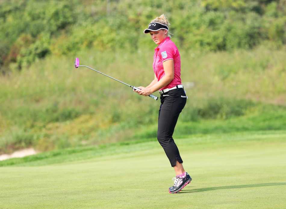 冯珊珊在华彬赛场上全神贯注，优雅挥杆，小白球划出一道自信的弧线飞向果岭。