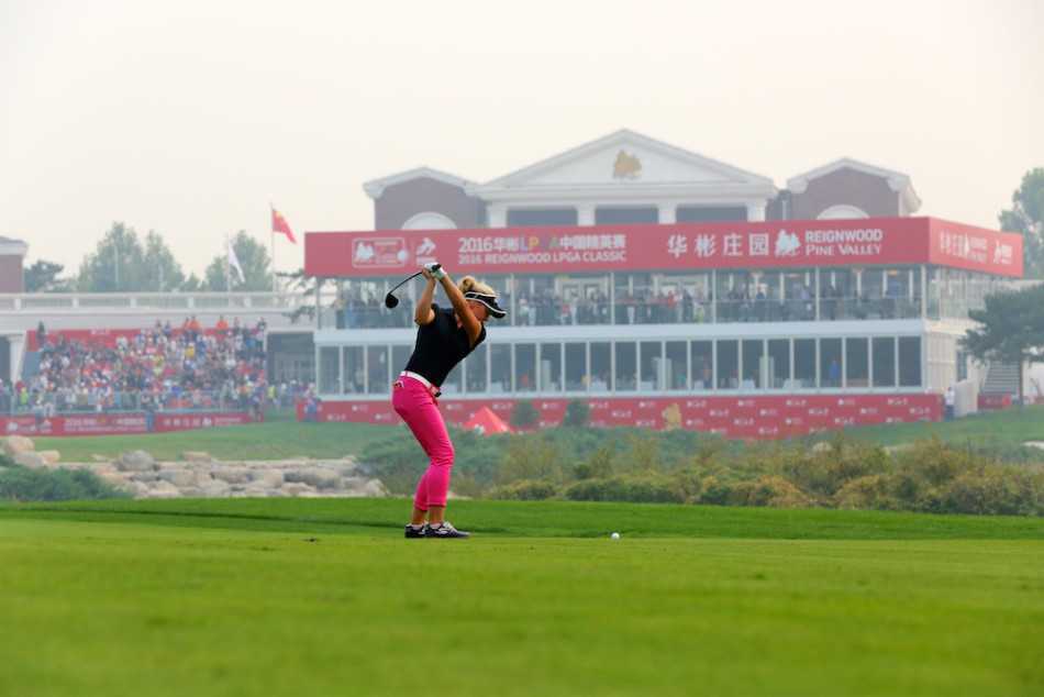 冀怡帆与周佳怡在赛场上并肩而行，一边观察球道一边交流，展现了中国新生代球员之间的切磋与情谊。