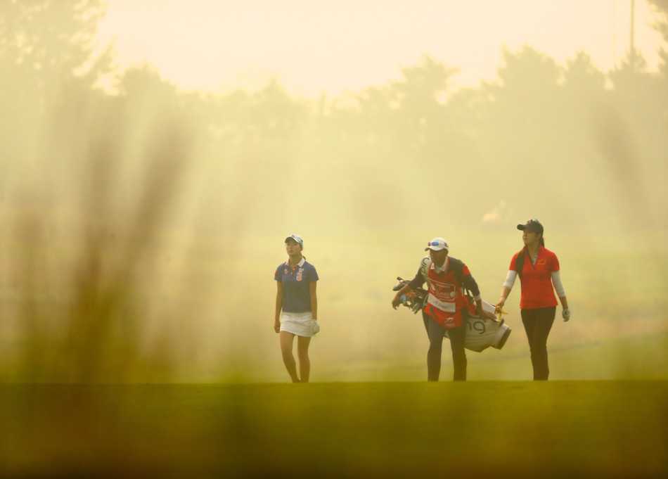 窦泽成身披红色状元袍，双手高高举起冠军奖杯，脸上洋溢着无比自豪与喜悦的笑容，背景是欢呼的人群。