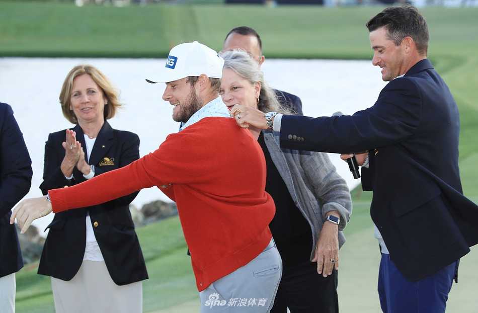 传奇金熊杰克·尼克劳斯在奥古斯塔第18洞果岭推杆，六件绿夹克的纪录至今无人能及