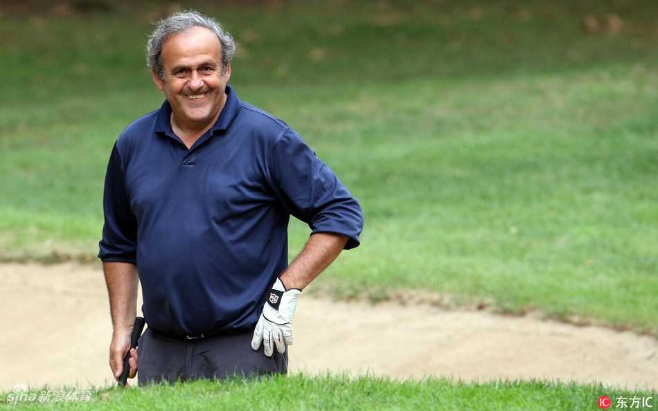 普拉蒂尼在果岭旁专注凝视，仿佛在评估一次至关重要的任意球，尽显战略大师风范