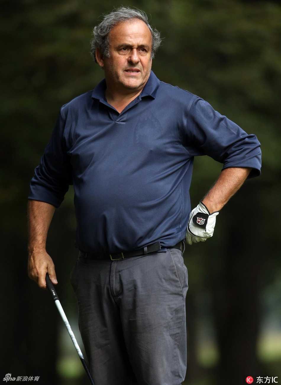 普拉蒂尼完成击球后露出标志性的满意笑容，仿佛刚刚送出一记精妙的助攻，充满感染力