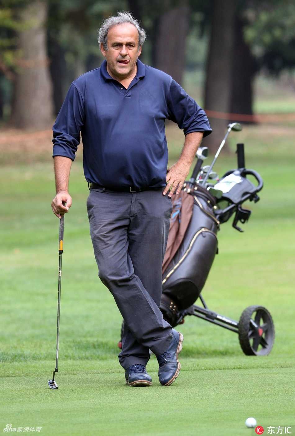 普拉蒂尼在球道上潇洒行走，目光坚定望向前方，宛如仍在巡视他热爱的足球疆域