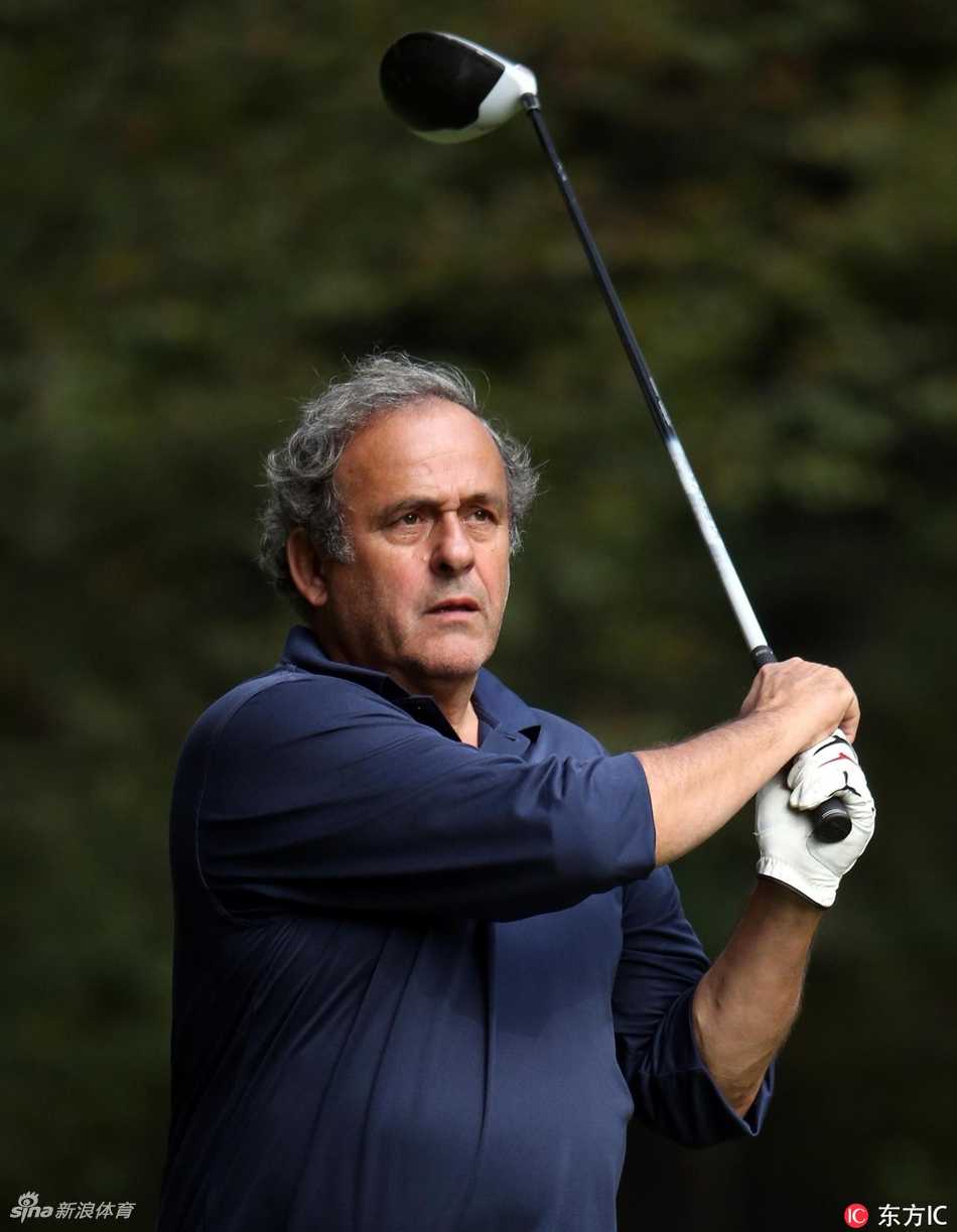 足球与高尔夫首次同框，普拉蒂尼脚下踩着足球，手中握着球杆，象征两大运动的完美融合