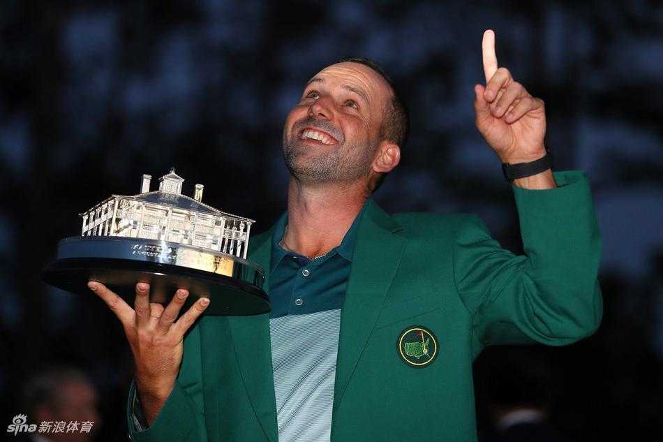 加西亚在奥古斯塔第18洞果岭推出制胜一推后，激动地手指天空，仿佛在感谢命运最终的馈赠