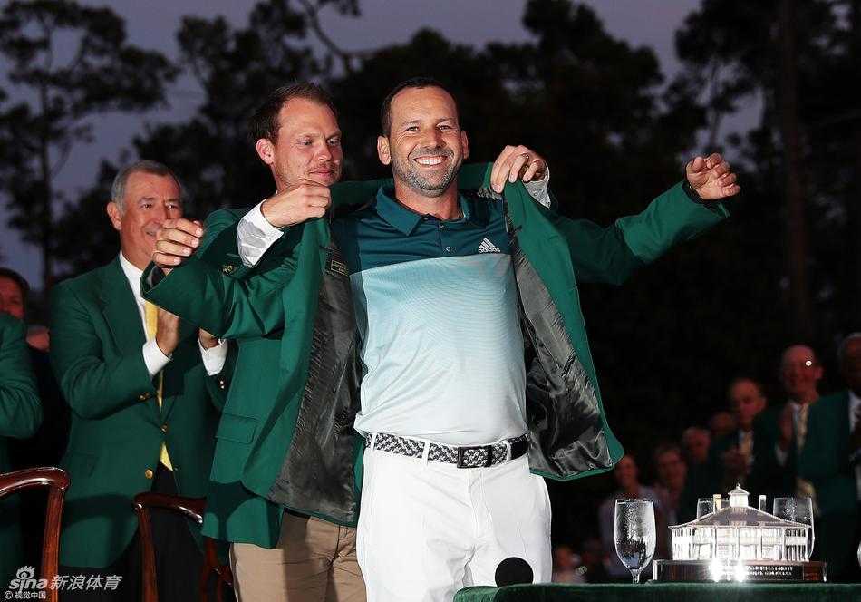 加西亚与贾斯汀·罗斯在紧张的决赛轮后，于记分处相互拥抱，彰显了顶尖运动员之间的尊重与友谊