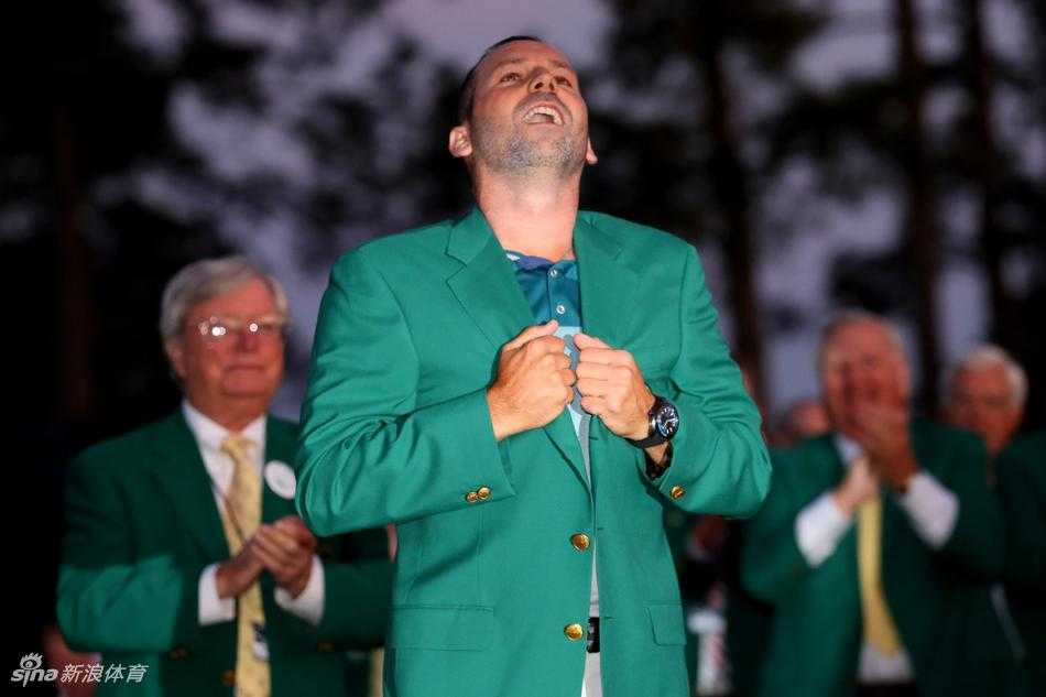 加西亚与未婚妻安吉拉在果岭旁深情相拥，他将头轻轻靠在她的肩上，仿佛卸下了所有重担