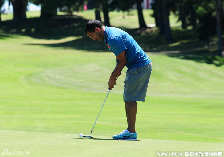 特维斯驾驶高尔夫球车，在球场道路上悠闲前行享受惬意时光