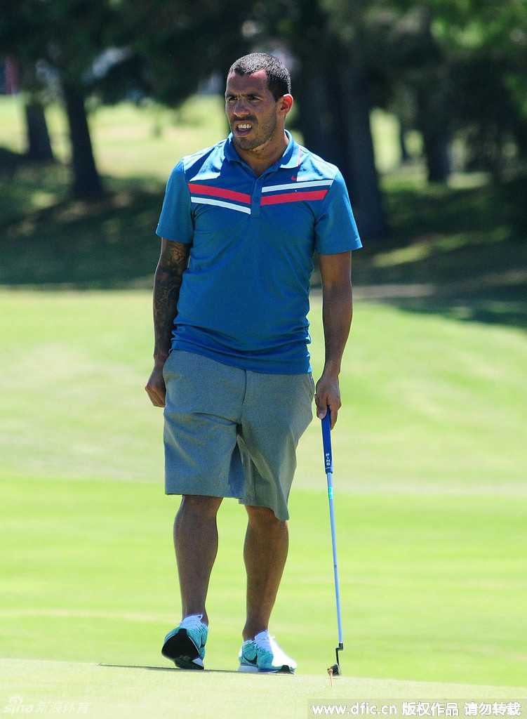 迭戈弗兰在高尔夫沙坑中熟练救球动作标准展现出色球感