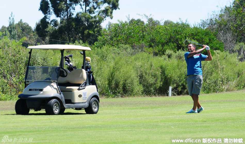 特维斯在高尔夫球场上凝神准备推杆，姿态沉稳专业宛如职业选手