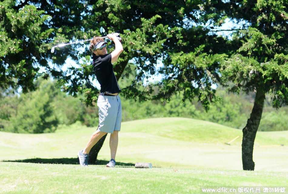 迭戈弗兰全神贯注挥杆击球动作流畅而充满力量感