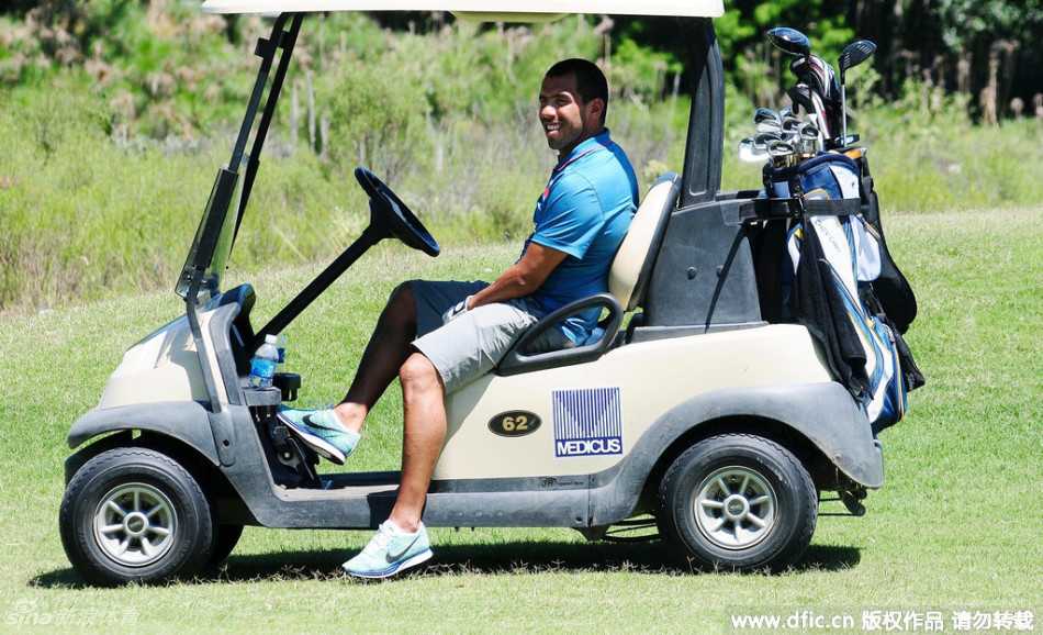 特维斯与弗兰并肩站在果岭边手持推杆认真探讨技术动作