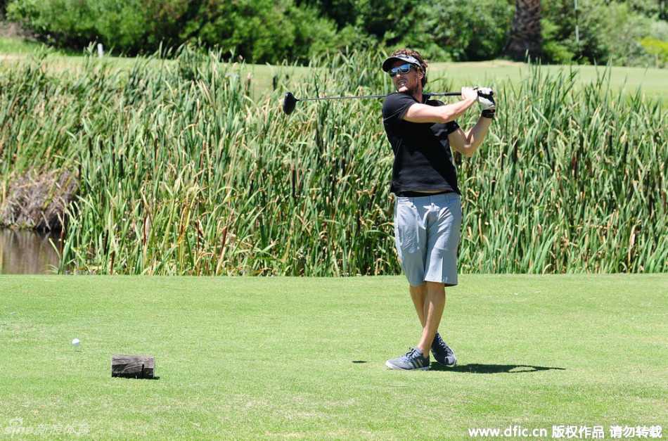 特维斯完成一次优雅的挥杆后目光追随小白球飞向远方