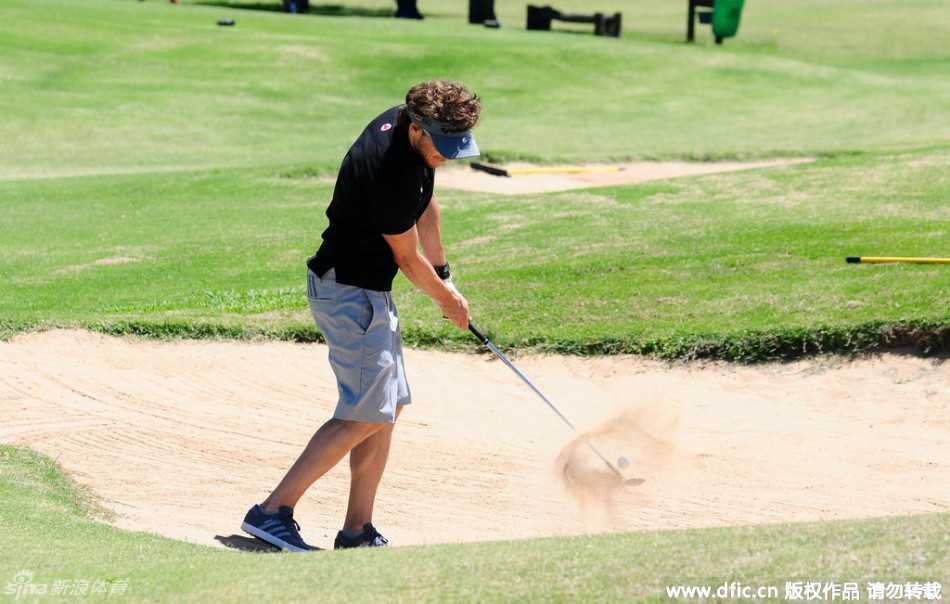 特维斯在练习果岭上仔细审视推杆线路神情专注而沉稳