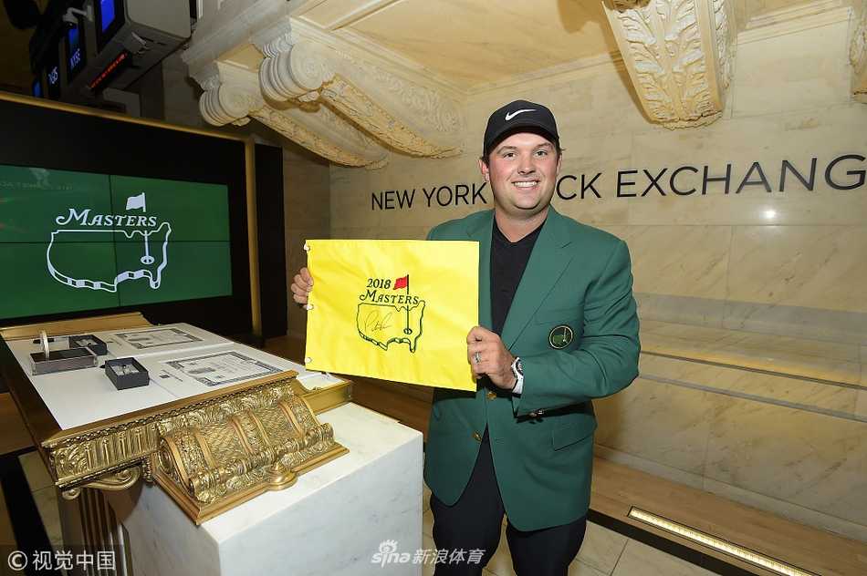 绿夹克闪耀纽约之巅 新科大师赛冠军瑞德的荣耀巡礼 瑞德在帝国大厦高处远眺,绿夹克与城市背景相映成趣,他正举起手机记录这难忘的风景