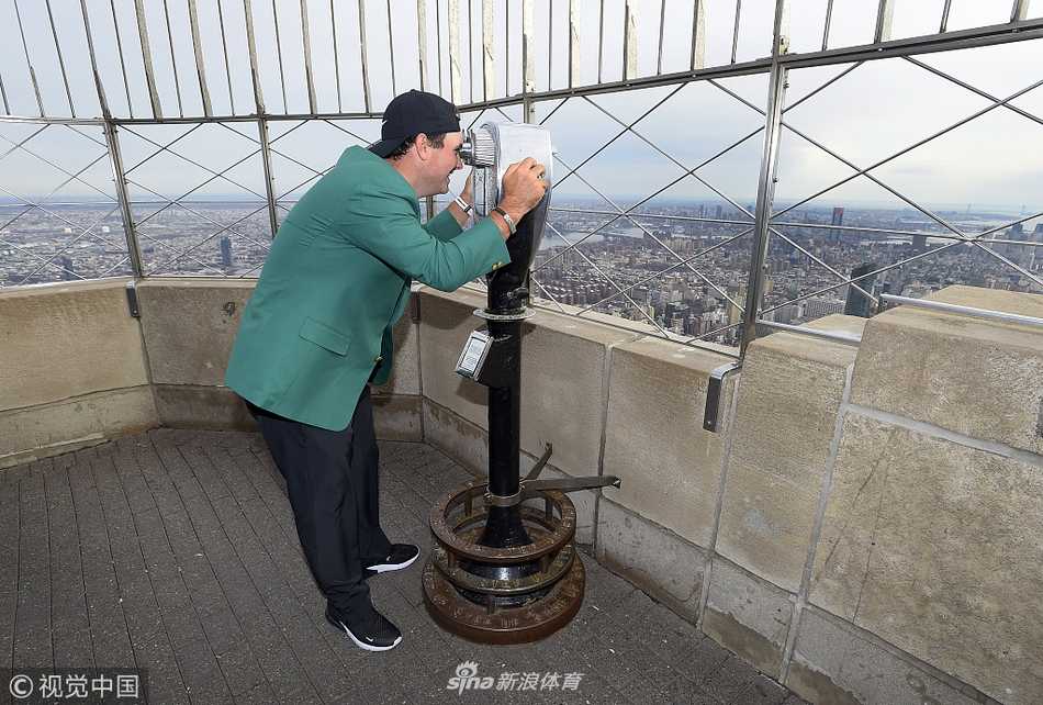 绿夹克闪耀纽约之巅 新科大师赛冠军瑞德的荣耀巡礼 瑞德靠在观景台玻璃围栏上,若有所思地凝视脚下的纽约街景与蜿蜒河流