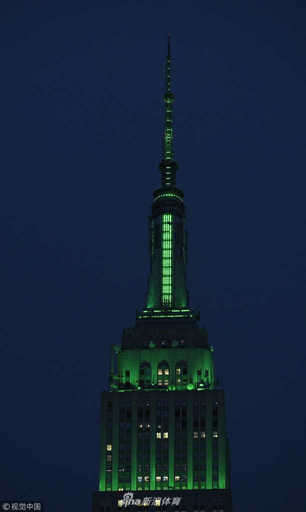 绿夹克闪耀纽约之巅 新科大师赛冠军瑞德的荣耀巡礼 瑞德侧身展示绿夹克背后的精致细节与大师赛标志,表情自信而骄傲