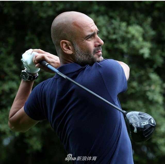 罗纳德·科曼凝视远方准备挥杆，神情专注仿佛回到了球员时代的关键时刻