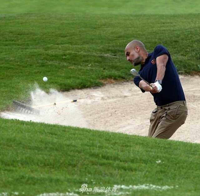 几位足坛名宿并肩走在球道上，谈笑风生，身后的巴萨风景如画