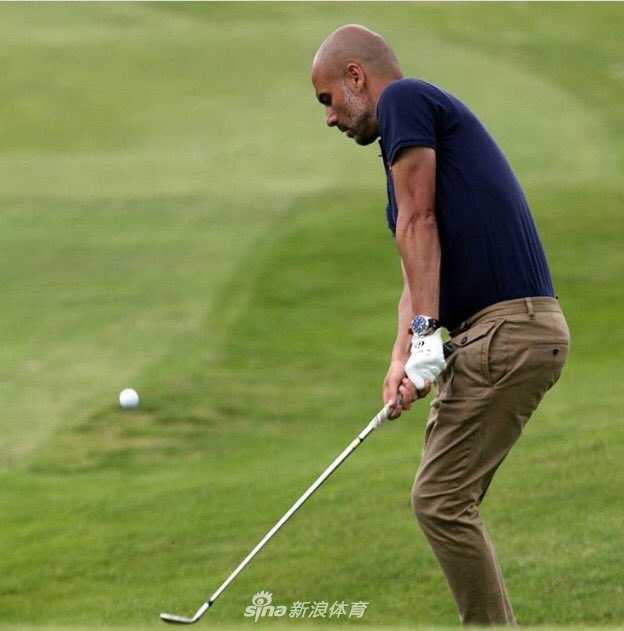 瓜迪奥拉在果岭上仔细研判推杆路线，其专注度不亚于在战术板前布置比赛