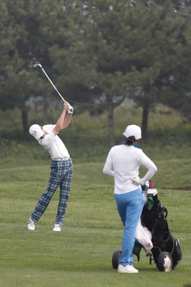 北师大附属实验中学校长蔡晓东先生面带微笑，正将一座金色的冠军奖杯颁发给年轻的选手。