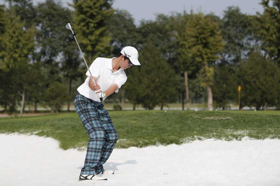 记分处前，一位赛事官员正为获得亚军的选手颁发奖牌，小球员的脸上洋溢着喜悦的笑容。