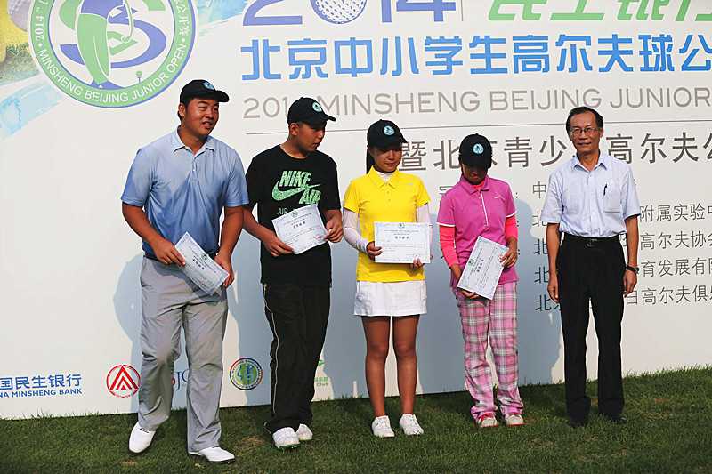 巨大的赛事背景板前，记录了比赛的荣耀与赞助商的支持，是每场比赛不可或缺的标志性场景。