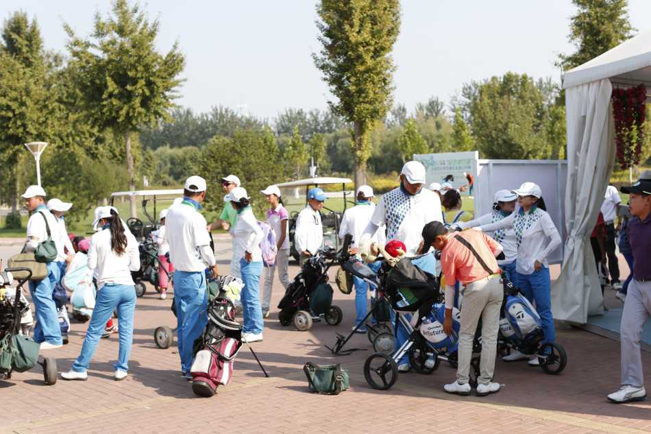 赛场上，一位小球员全力挥杆，动作流畅而充满力量，瞬间被镜头永恒定格。