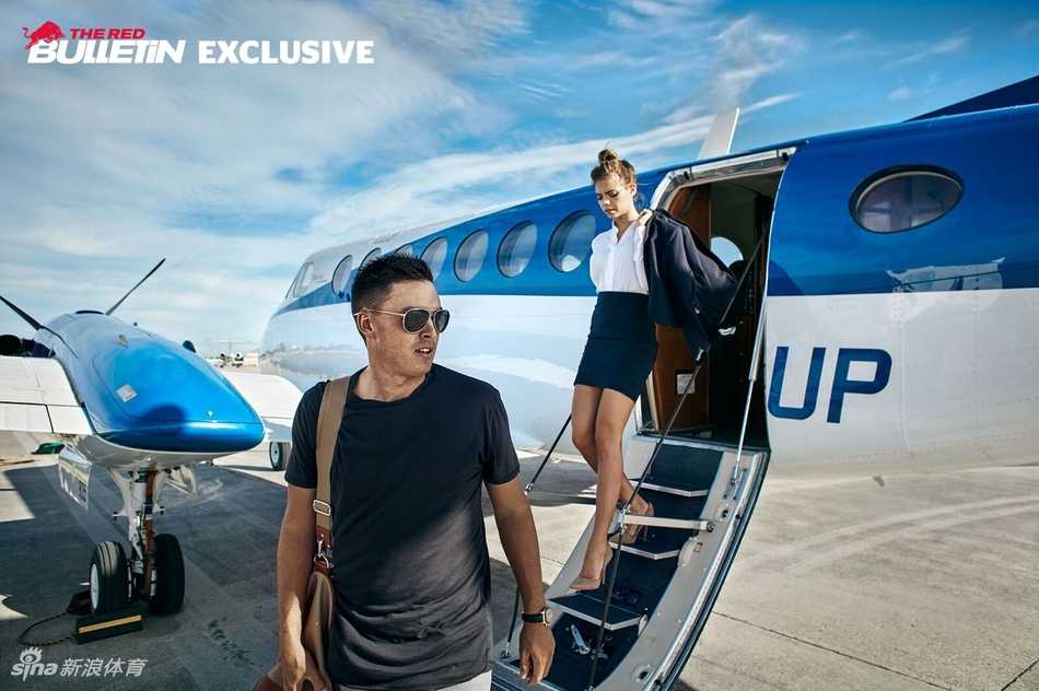 亚当·斯科特优雅挥杆，身姿挺拔，在绿茵场上诠释经典高尔夫风格