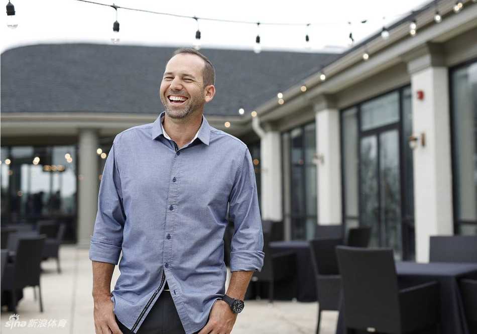 达斯汀·约翰逊完成犀利一击，动作充满爆发力，尽显超远开球之王的本色