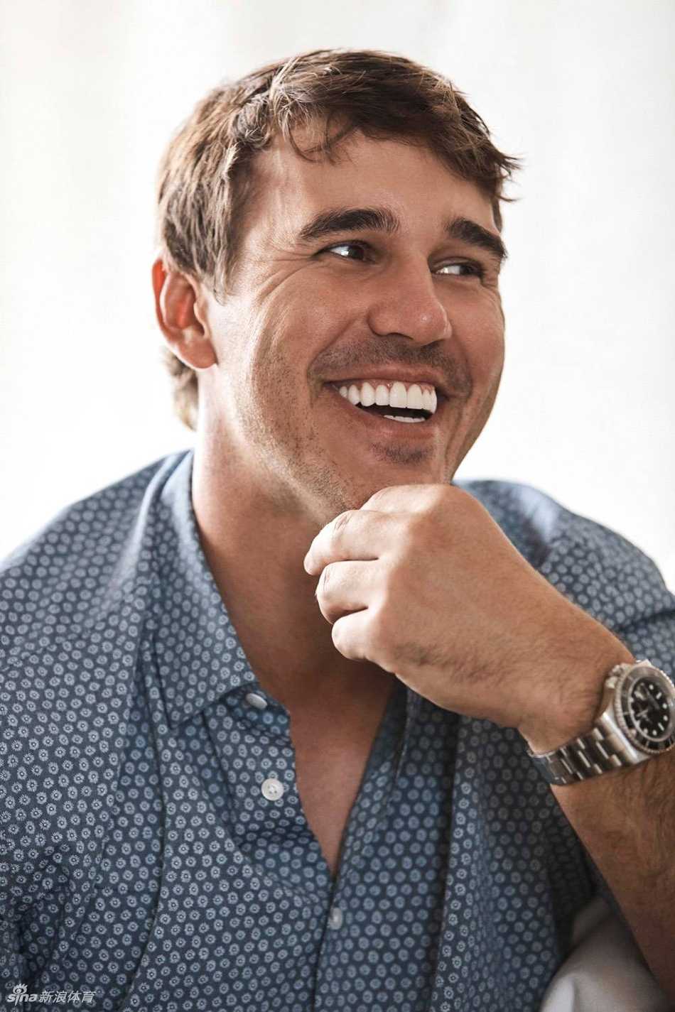 比利·霍雪尔在比赛中展现顽强斗志，其坚韧精神是赛场上的动人篇章