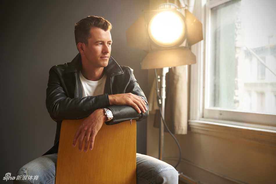 塞尔吉奥·加西亚在沙坑中精准救球，专注神情与精湛技巧展现大师风范