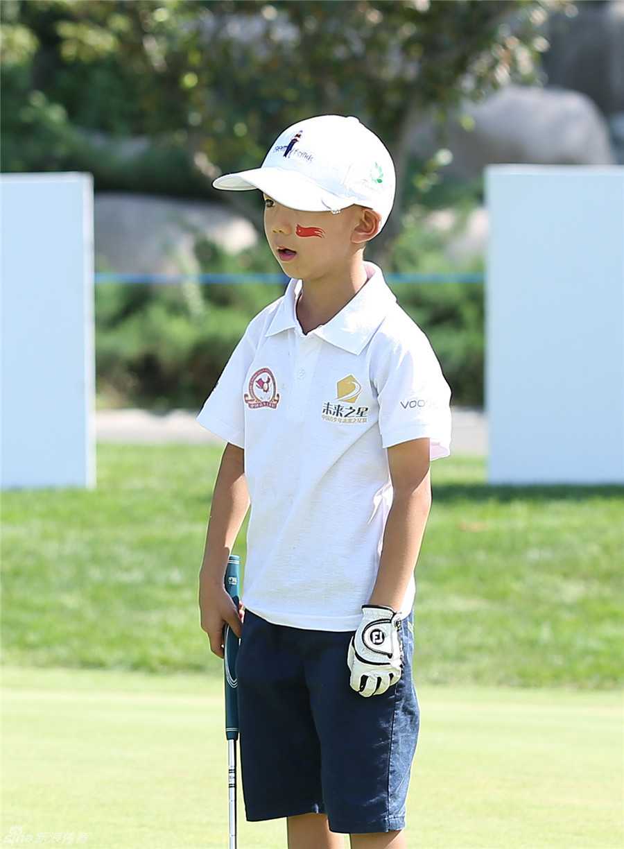 绿茵赛场山水相映，选手凝神准备击球，天地间一片静谧