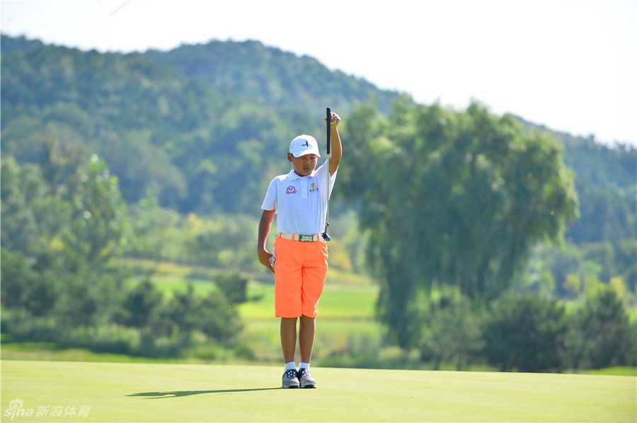 少年选手屏息凝神细致摆线，专注眼神中映射出对胜利的渴望