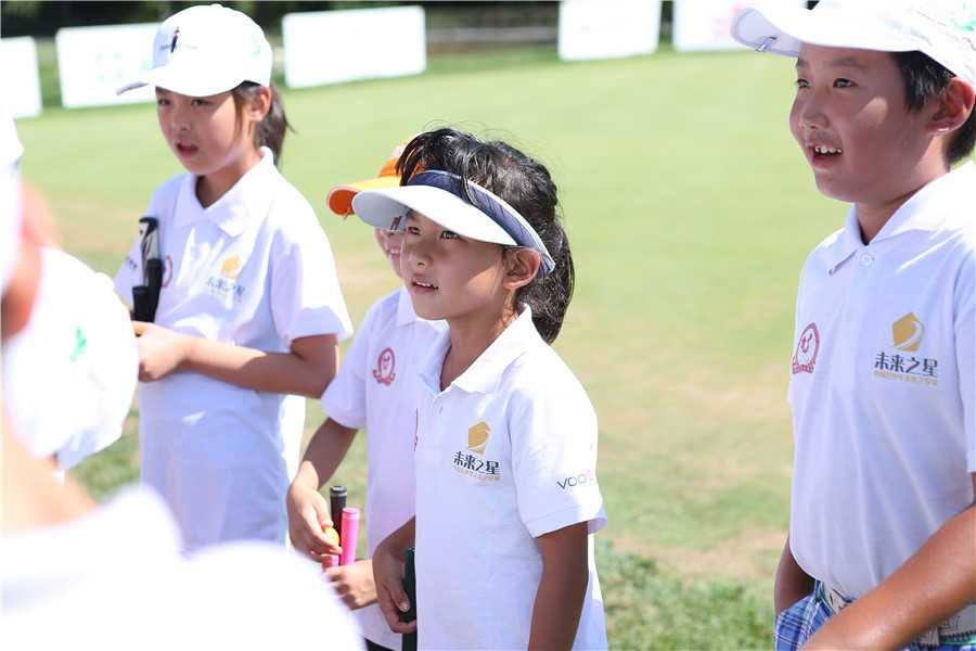 可爱萌娃脸颊贴着小小国旗，眼神充满对赛场的好奇与憧憬