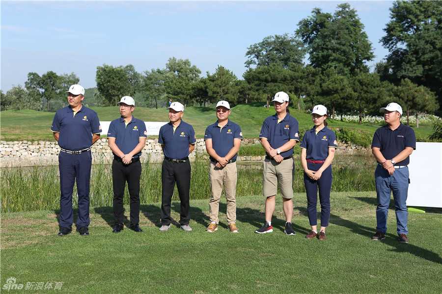 颁奖嘉宾与获奖选手齐聚舞台手持奖牌合影，笑容灿烂定格荣耀瞬间