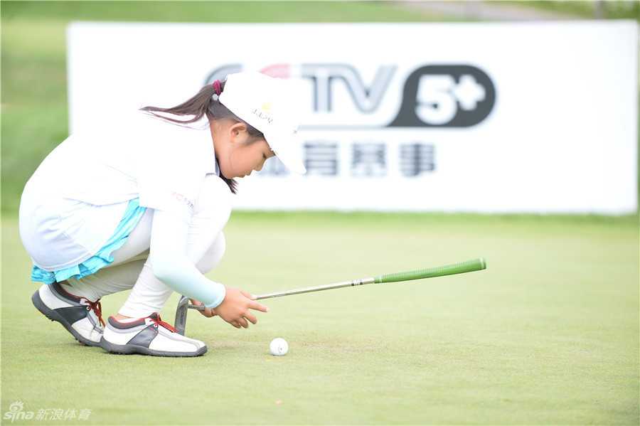 获奖选手登上领奖台接受荣誉授牌，这一刻见证所有努力与汗水