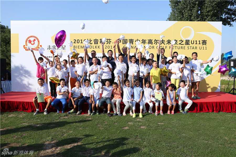 庆典尾声所有选手将学位帽抛向湛蓝天空，瞬间汇成欢乐的海洋