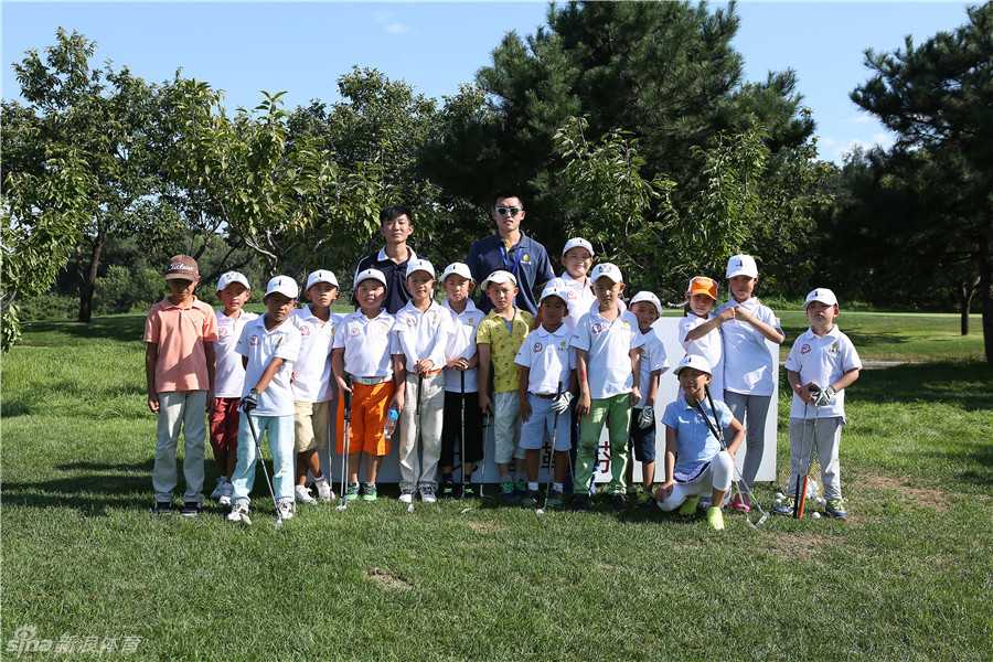 趣味挑战赛后选手们轻松欢聚合影，展现赛场之外的友谊与活力