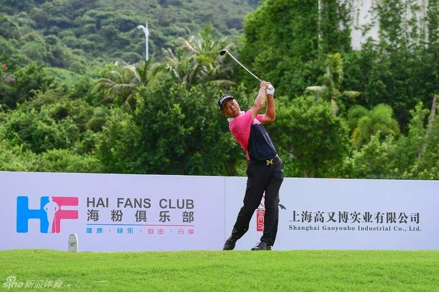 绿茵定格下的专注求索 张新军站在球道中央,手持球杆凝望远方,计算着下一杆进攻果岭的精准策略