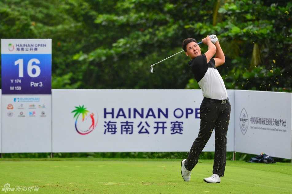 绿茵定格下的专注求索 两位球员在赛后微笑握手,传递着友谊与尊重的运动精神,背景是辽阔的球场