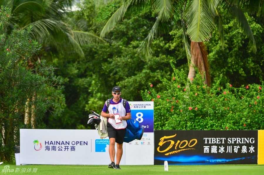 绿茵定格下的专注求索 欧阳正在果岭上俯身推杆,动作沉稳,周围环境静谧凸显击球前的紧张氛围