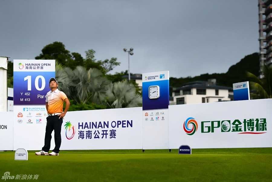 绿茵定格下的专注求索 球员在树荫下仰头饮水,享受激烈比赛中片刻的放松与能量补给