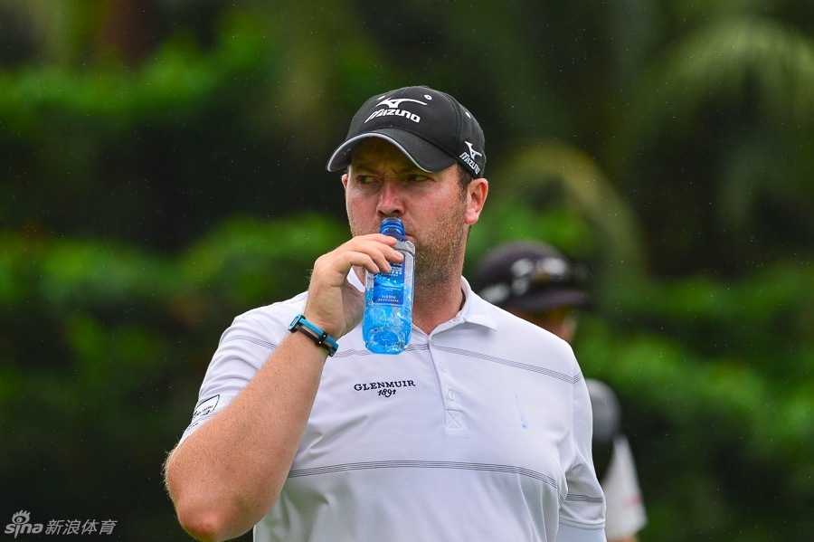 球员从沙坑中成功救球，沙粒飞扬的瞬间展现高超技巧与果断决心