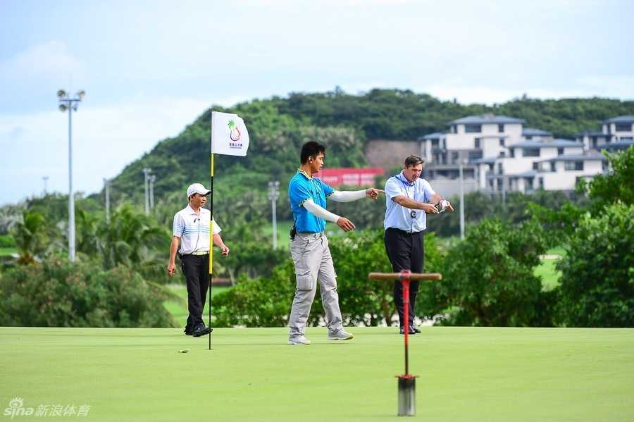 绿茵定格下的专注求索 摄影师半跪在草地上,用长焦镜头专注捕捉远处球员的挥杆动作