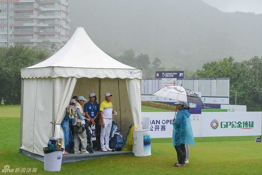 绿茵定格下的专注求索 李鑫阳在17洞发球台从容开球,身姿舒展,球杆划出优美弧线