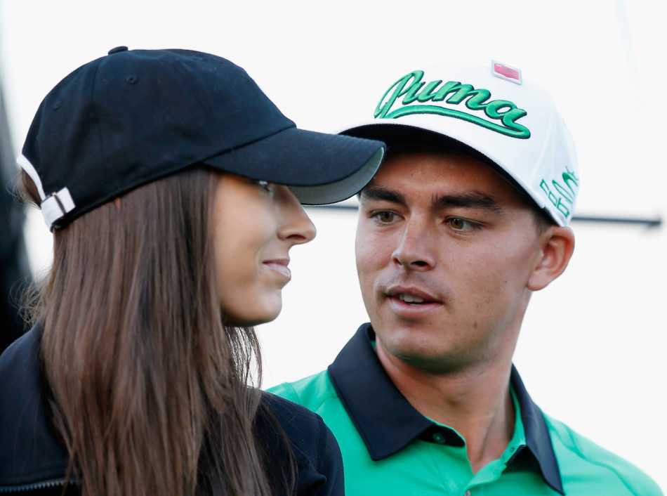 福勒与女友亚历克西斯在开杆仪式前深情对视，他轻搂着她的腰，两人的笑容在奥古斯塔的阳光下格外灿烂。