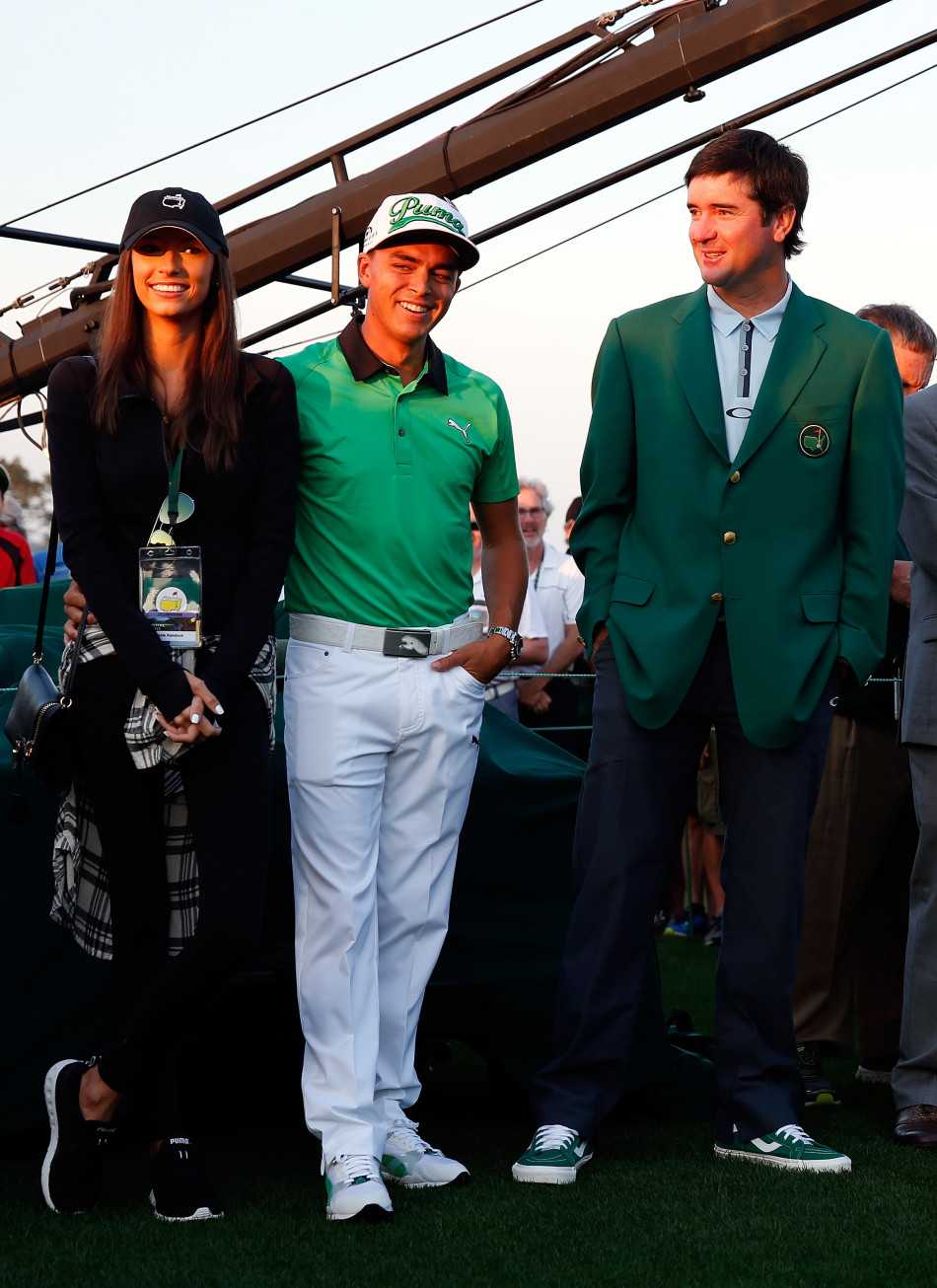 亚历克西斯作为福勒的球童，在三杆洞竞赛中与他并肩前行，白色的球童服在绿茵场上格外醒目。